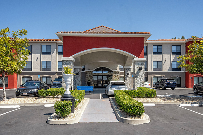 Holiday Inn Lake Forest accepting WaterStar Award
